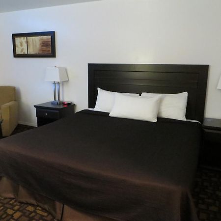 Travelodge By Wyndham Prince Albert Esterno foto